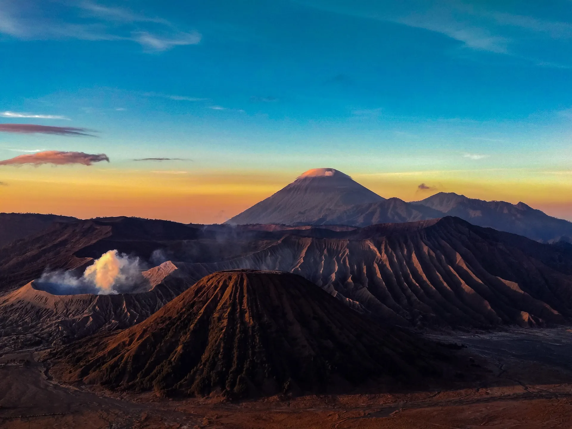 Panorama kawah Gunung Bromo dan pegunungan di sekitarnya