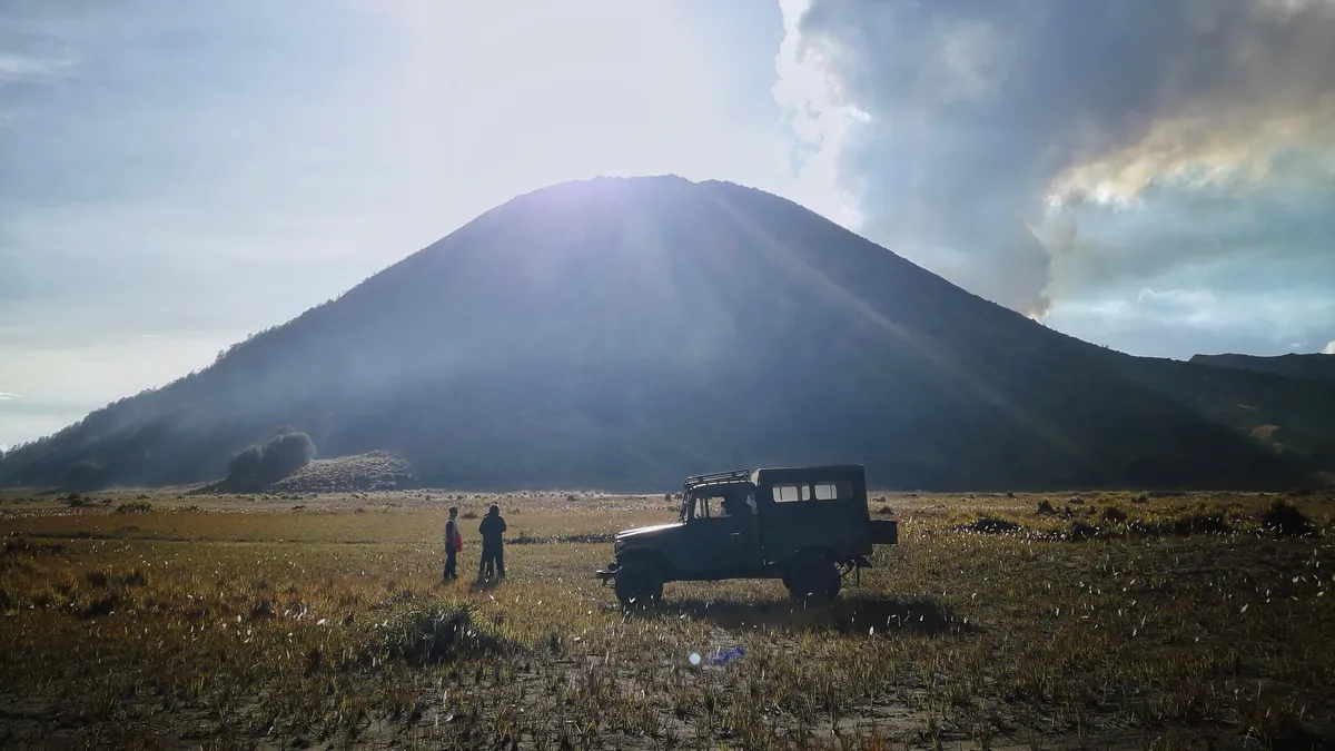 Jeep wisata di lanskap terbuka kawasan Gunung Bromo