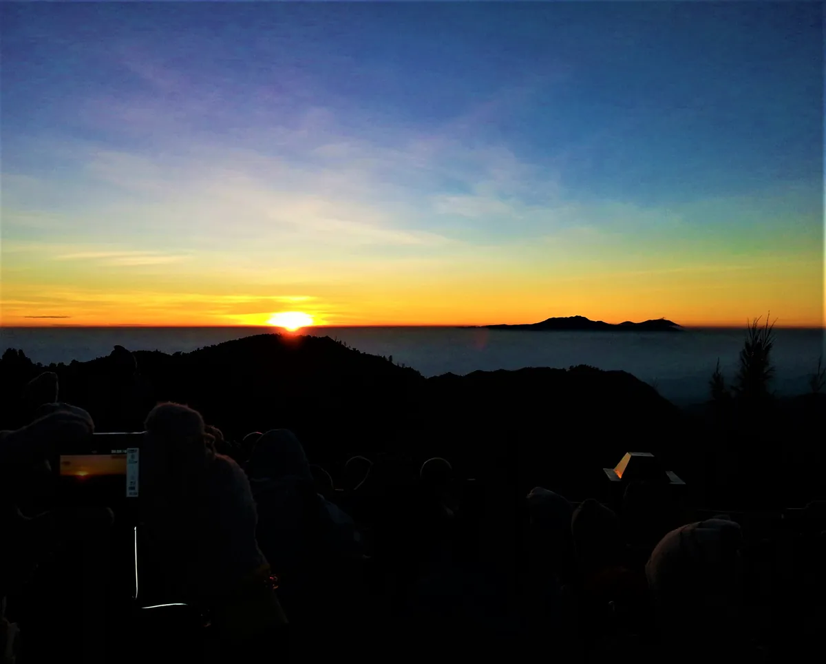 Matahari terbit dari titik pandang di kawasan Gunung Bromo