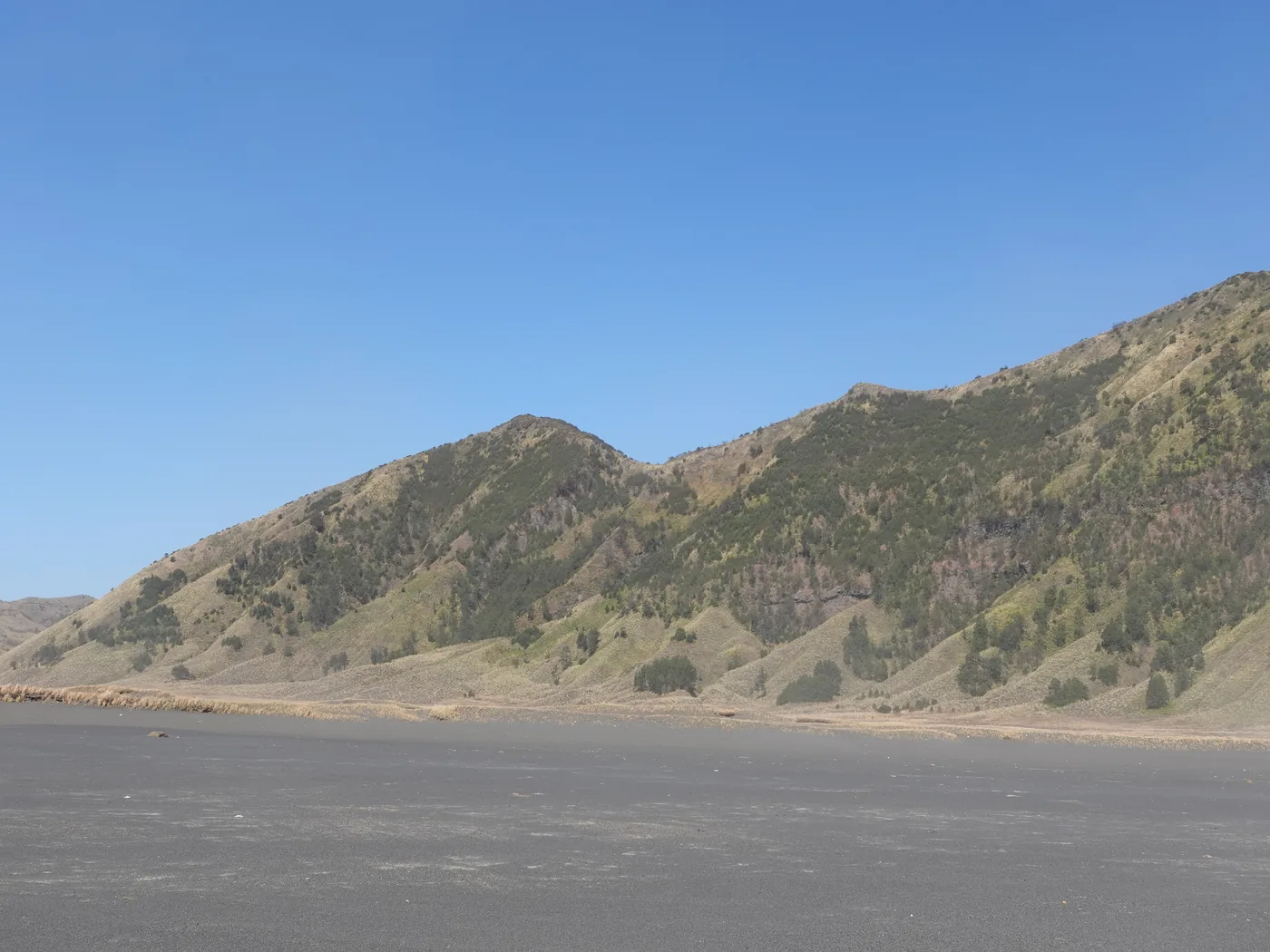Kawasan lembah Bukit Widodaren dengan lautan pasir Gunung Bromo