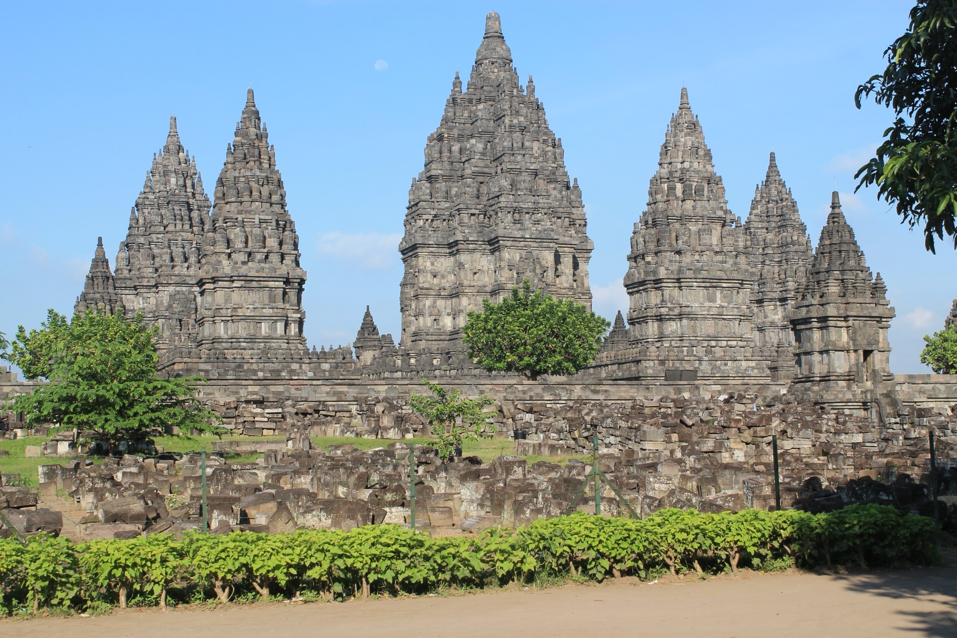 Kompleks Candi Prambanan dengan langit biru