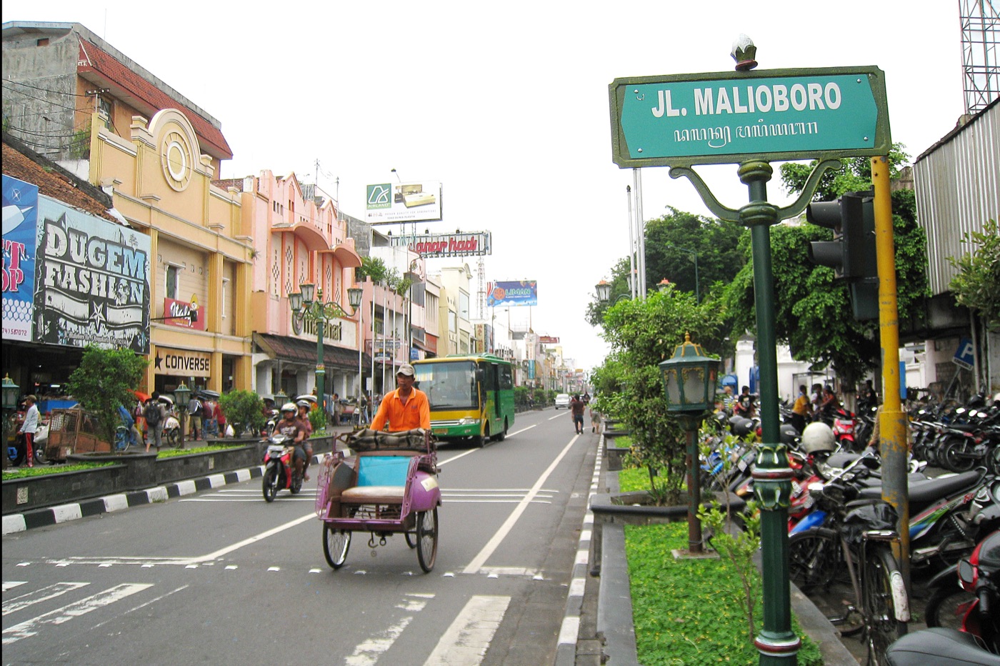 Jalan Malioboro dengan papan nama jalan dan aktivitas kota