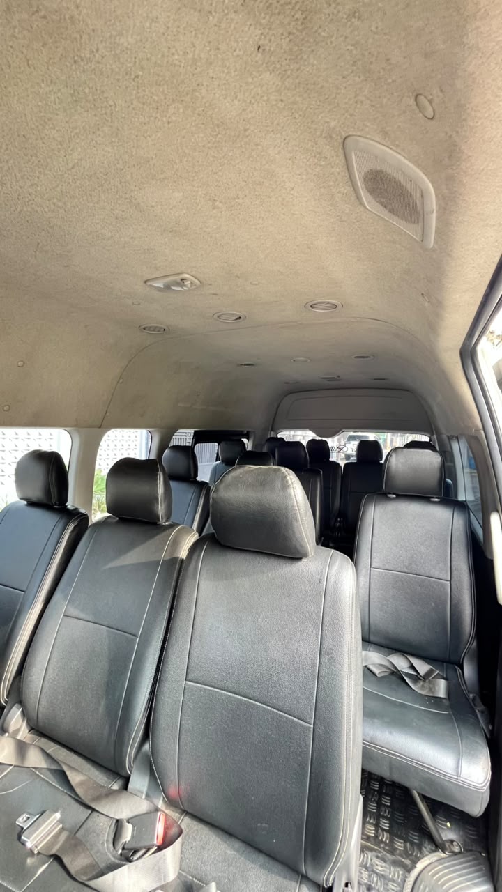 Interior kursi shuttle Travel Pesona Widjaya yang lega dan nyaman
