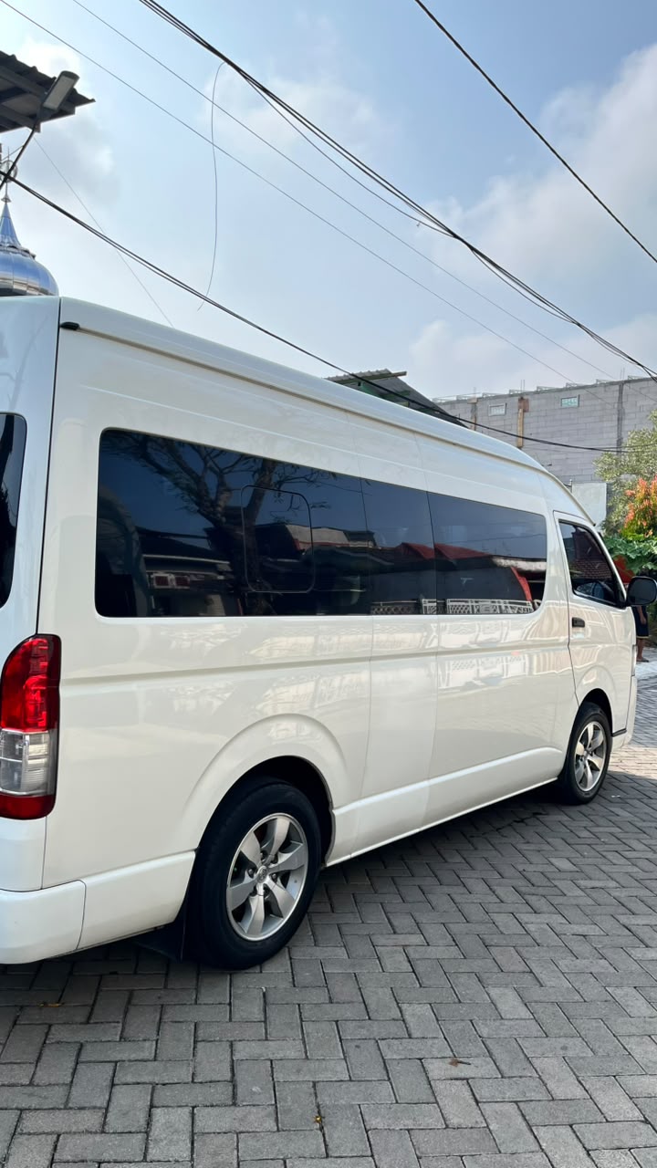 Tampak samping shuttle Toyota Hiace untuk antar jemput Juanda dan Malang
