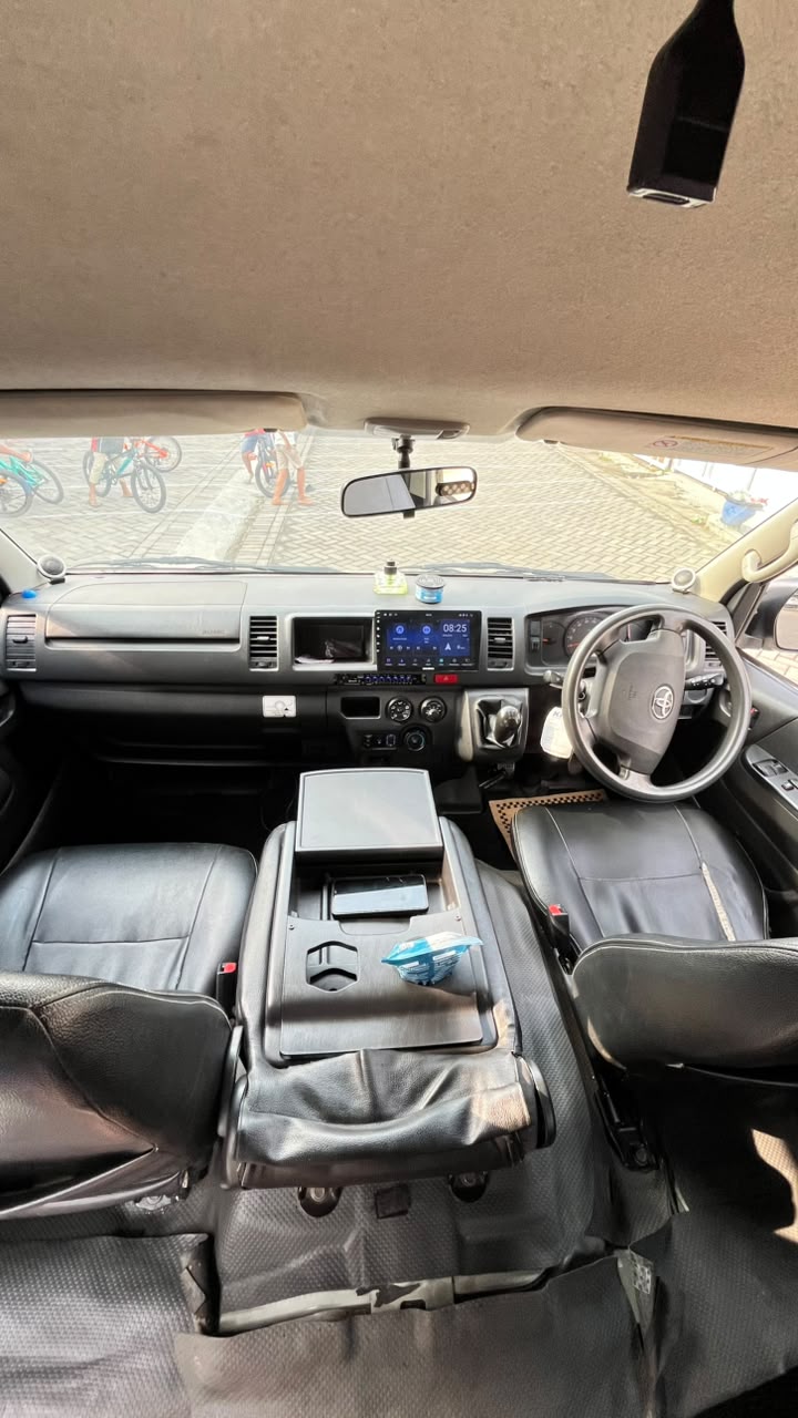 Kabin depan dan dashboard armada shuttle Travel Pesona Widjaya