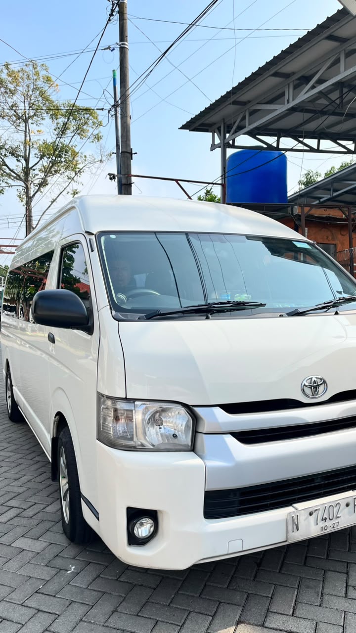Tampak depan armada shuttle Toyota Hiace Travel Pesona Widjaya